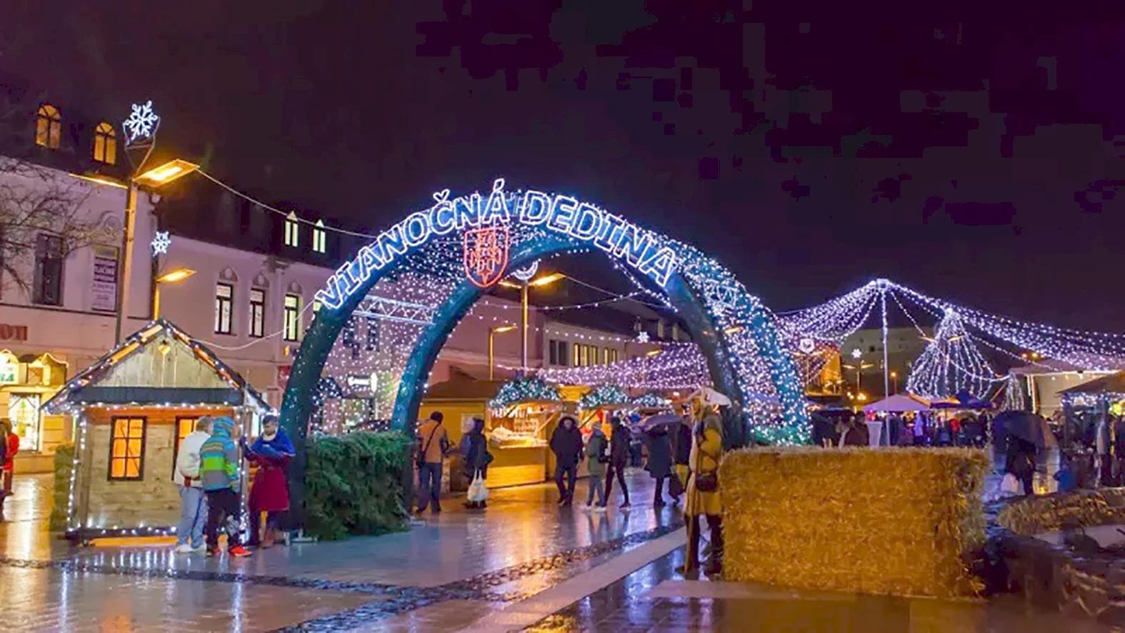 Mesto s viacerými obmedzeniami otvorilo vianočnú dedinu