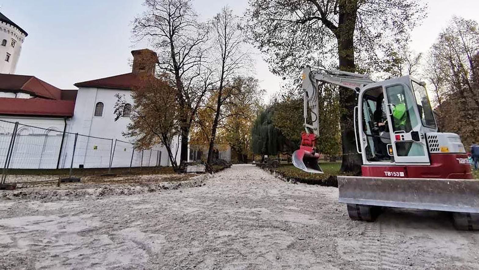 V parku pri Budatínskom hrade opravili chodníky