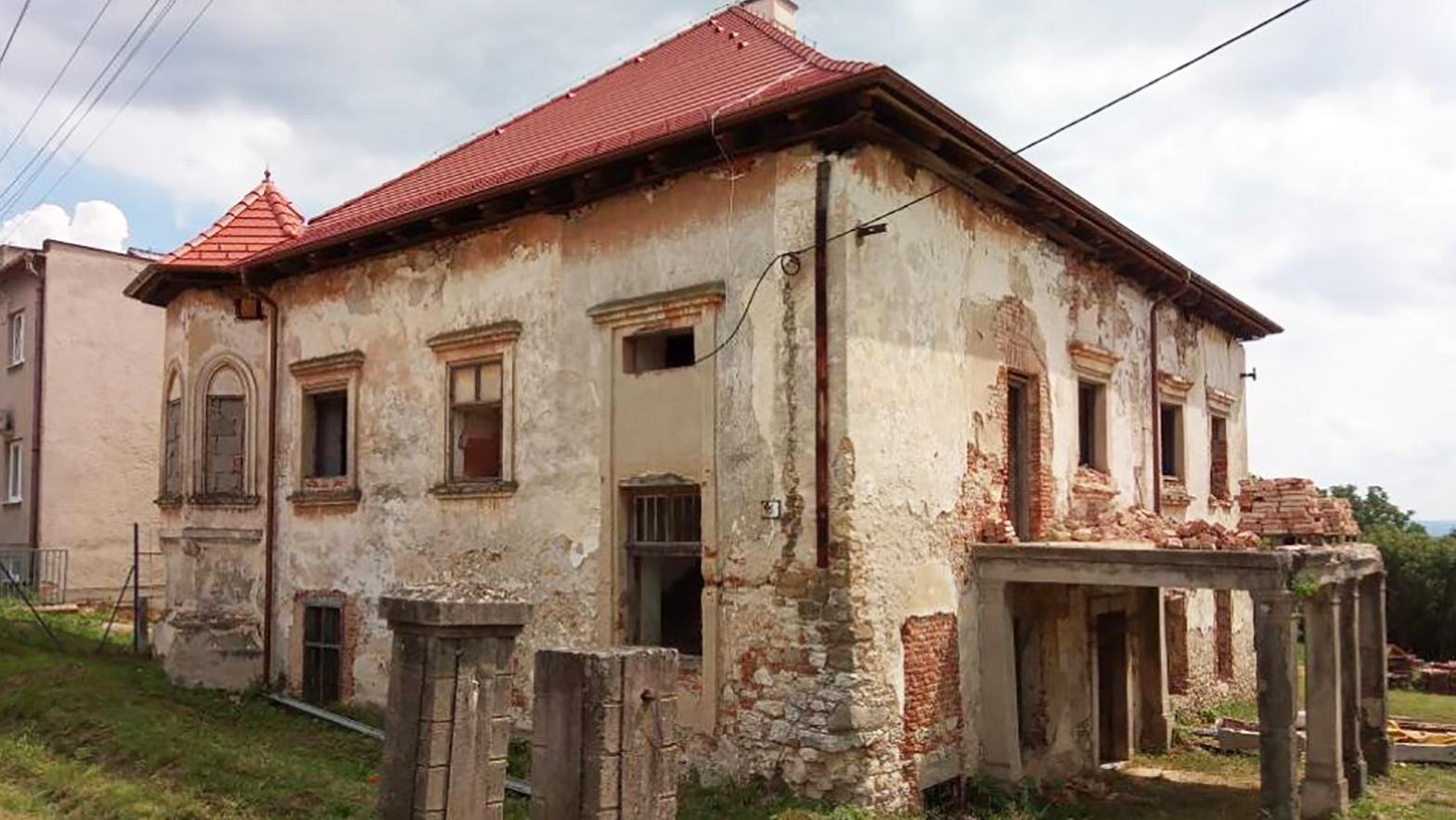 Chátrajúci kaštieľ vo Vysočanoch sa dočkal obnovy