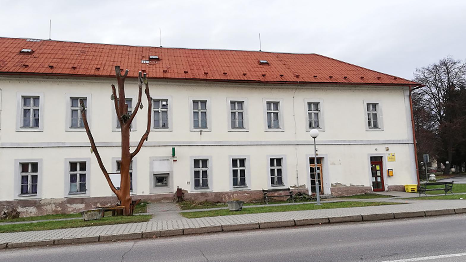 Zatiaľ nie je známe, či sa budova bývalej školy dočká obnovy
