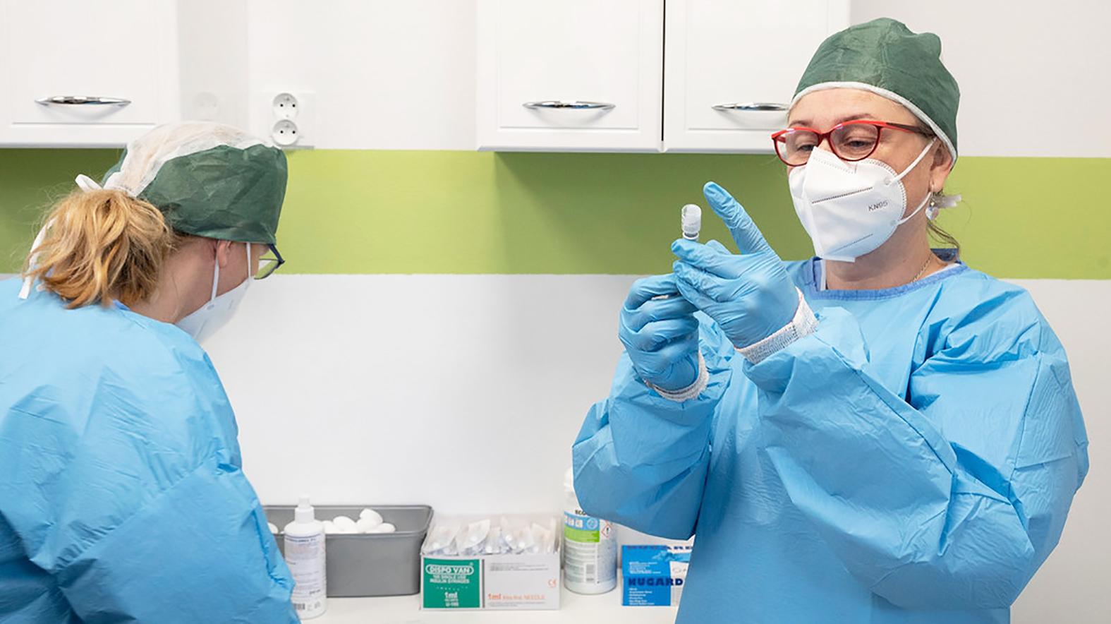 Zaočkovaná je viac ako polovica učiteľov župných stredných škôl