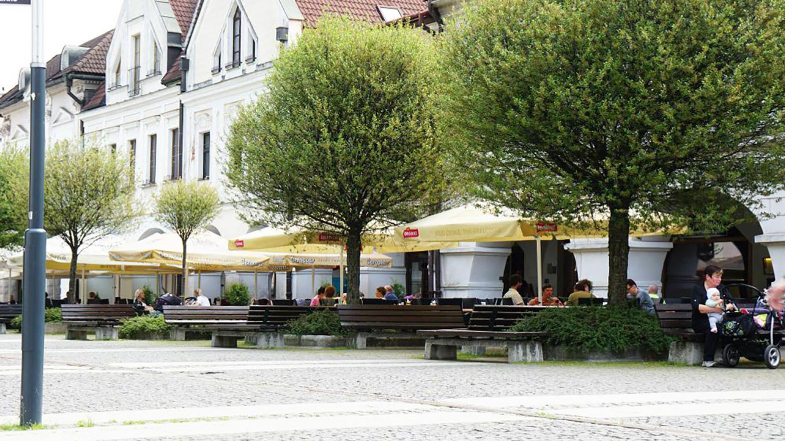 Za pozemky pod letnými terasami zaplatia žilinskí podnikatelia symbolické 1 euro
