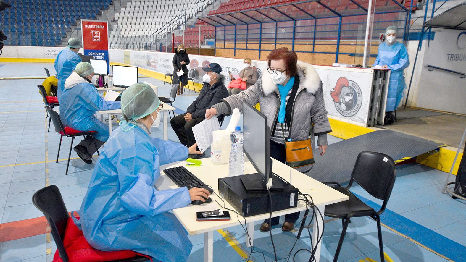 V zimnom štadióne v Brezne otvorili veľkokapacitné očkovacie centrum