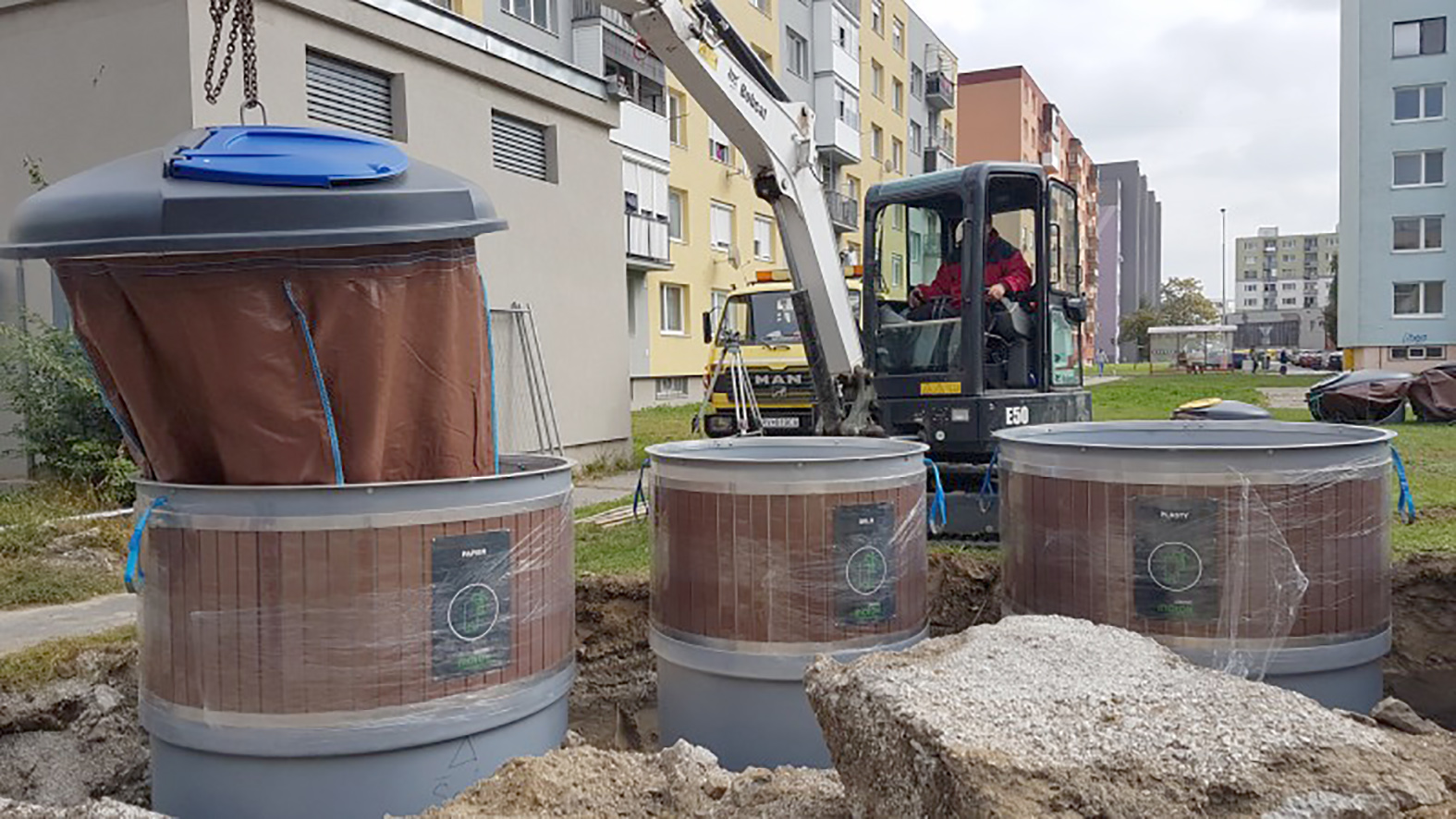 Šaľa chce pokračovať v budovaní stojísk s polopodzemnými kontajnermi