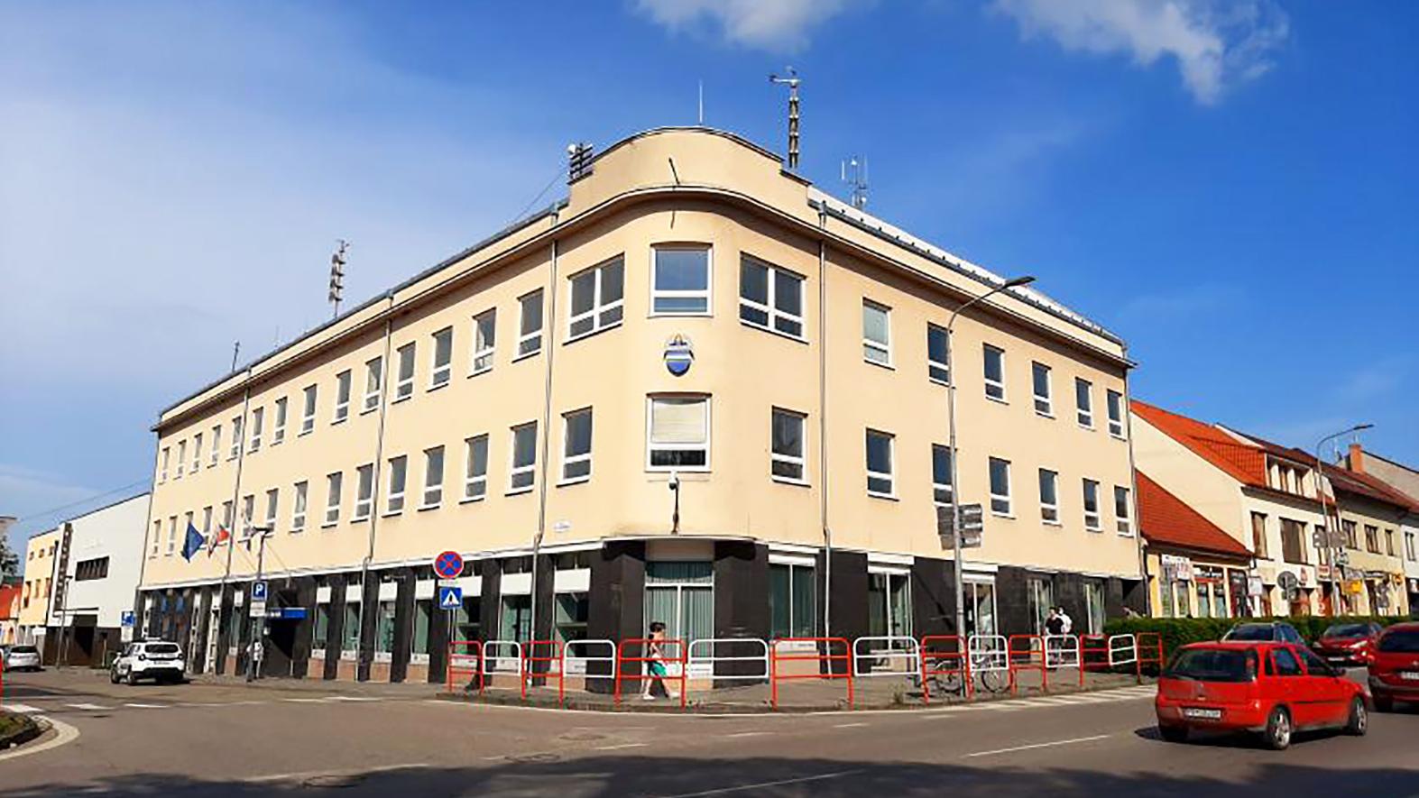 Hlohovec ponúka vysokoškolákom trojmesačnú stáž na mestskom úrade