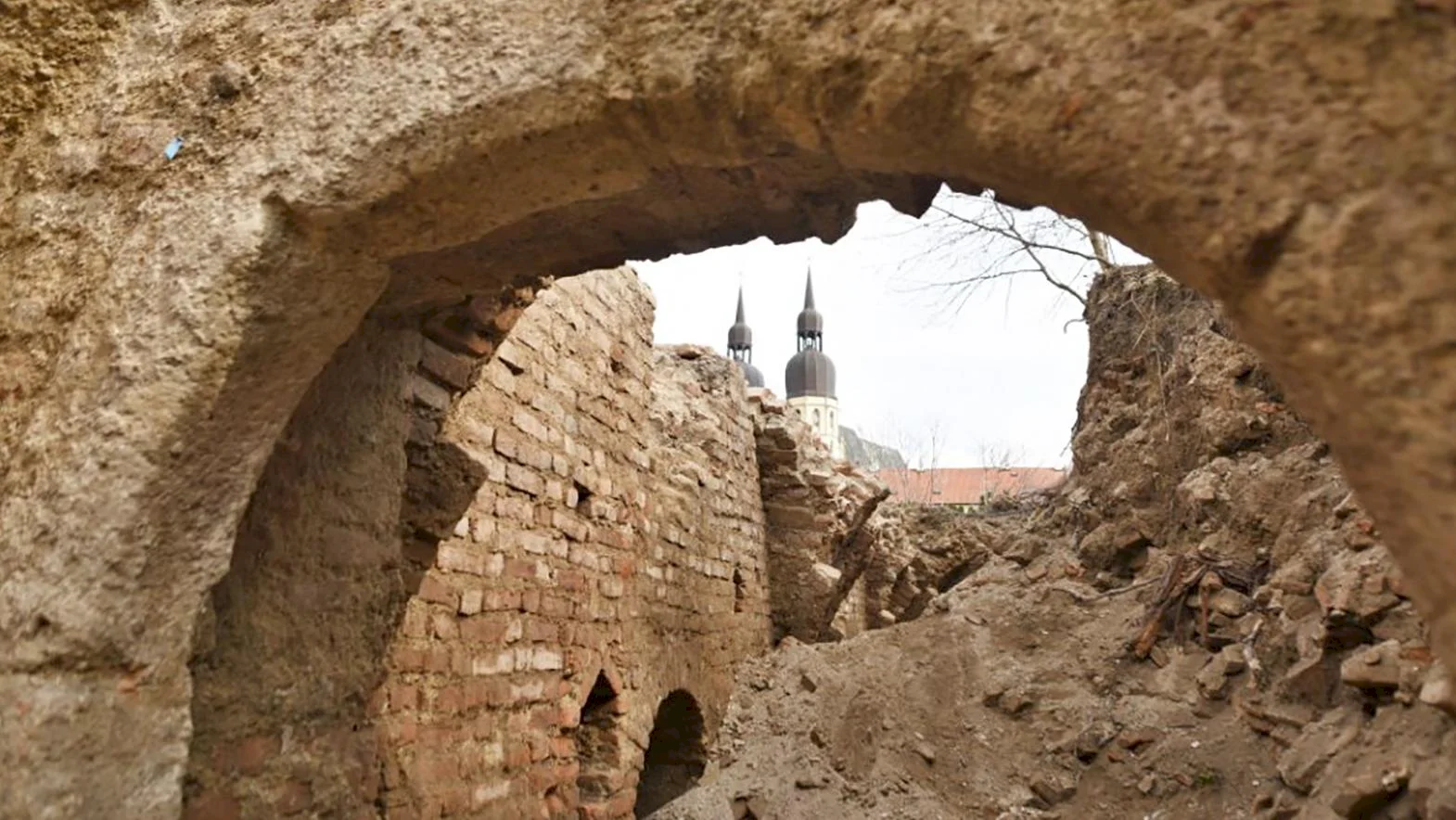 Pri synagóge našli archeológovia unikátnu gotickú pivnicu