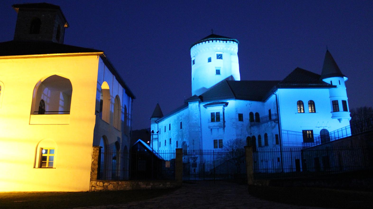Budatínsky hrad bude na Veľkú noc svietiť na modro