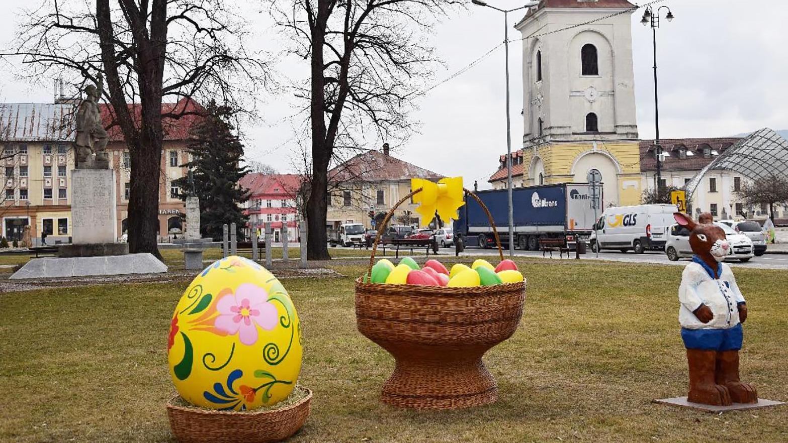 Centrum Brezna už zdobia nadrozmerné kraslice