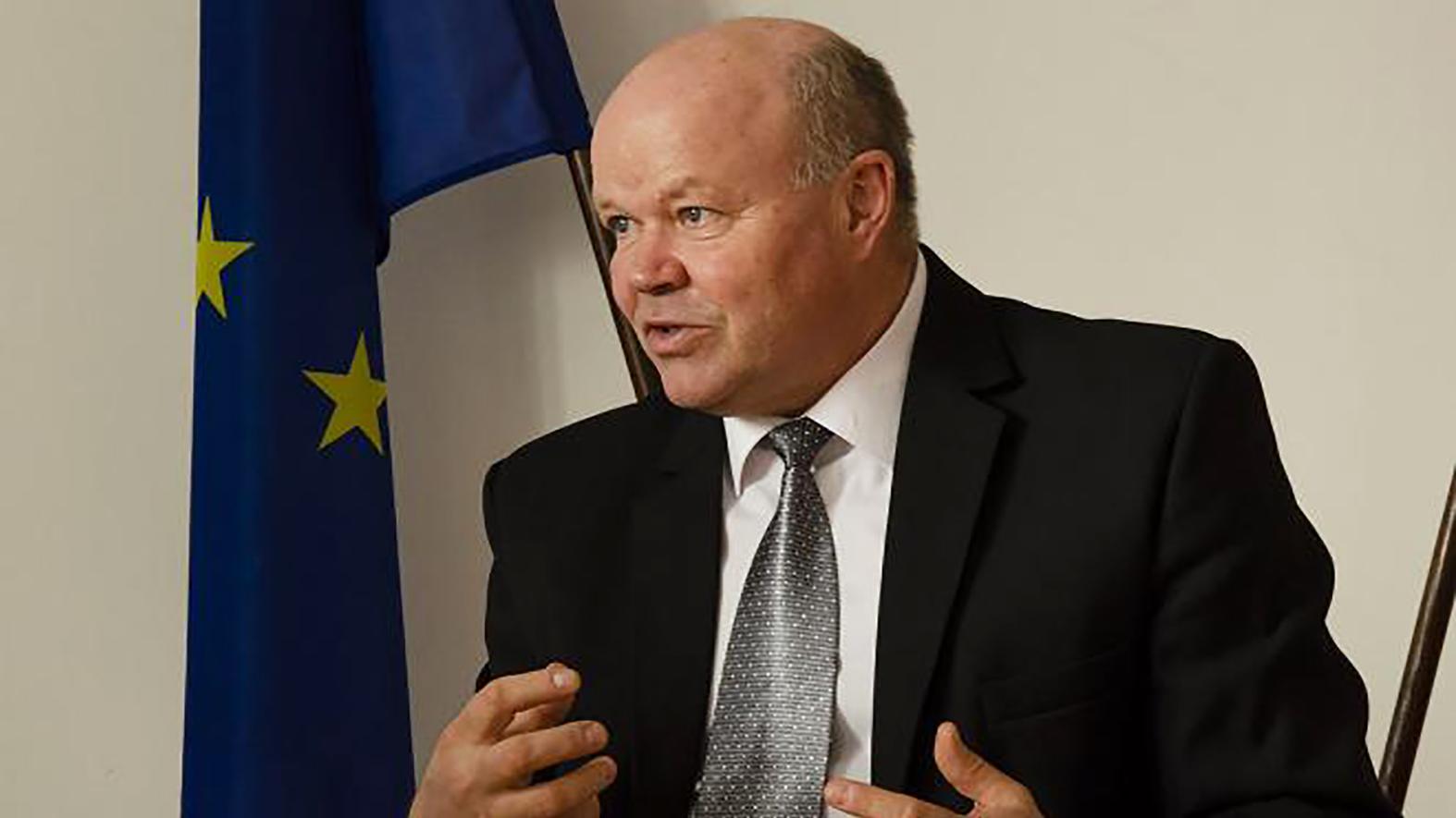 B. Tréger: Mestá a dediny stavili na zdieľané centrá