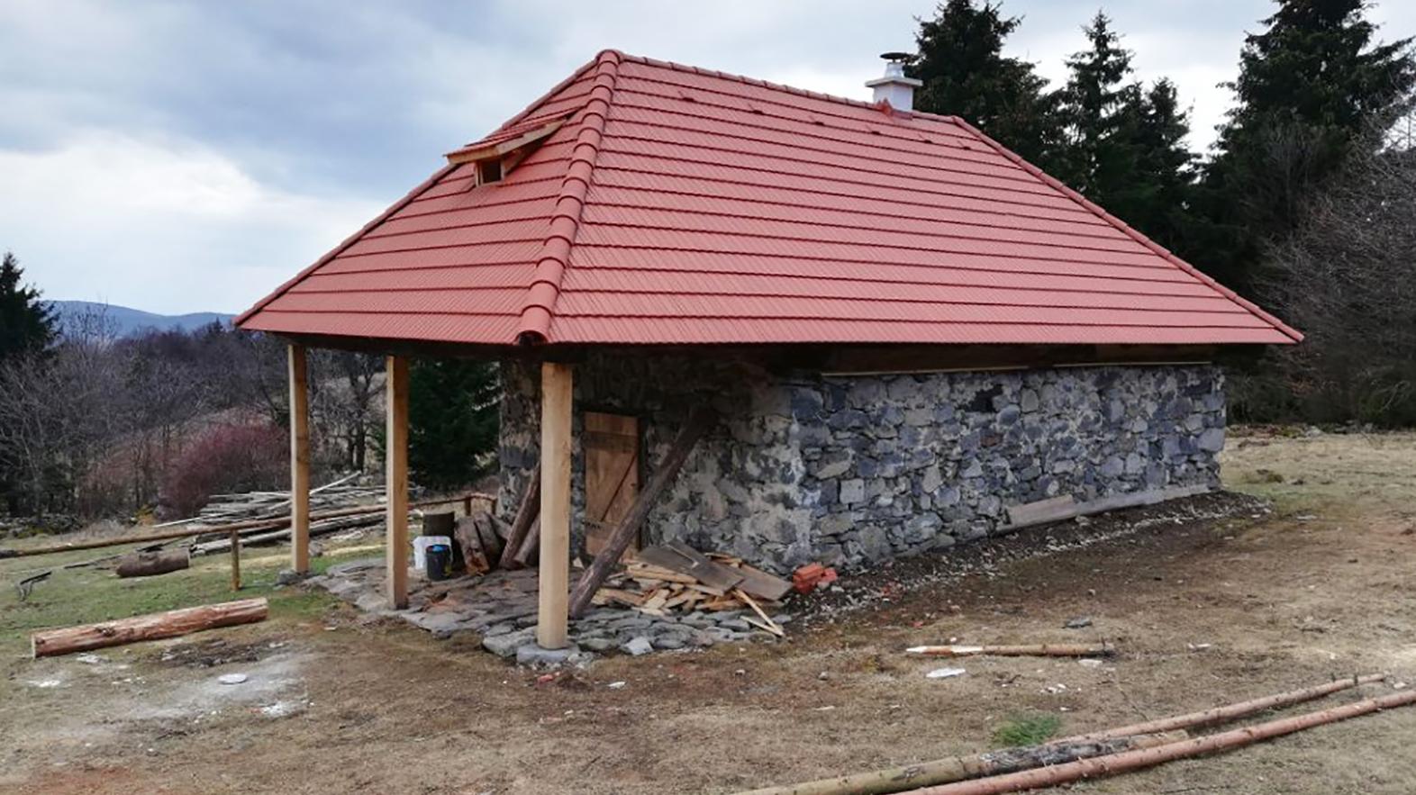Na pastierskej kolibe na Javorinke robia posledné úpravy