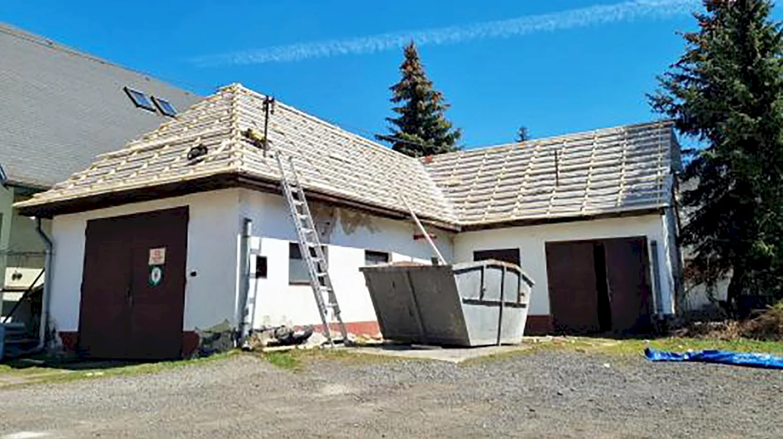 V Liptovskom Hrádku opravujú strechu na budove pre dobrovoľných hasičov