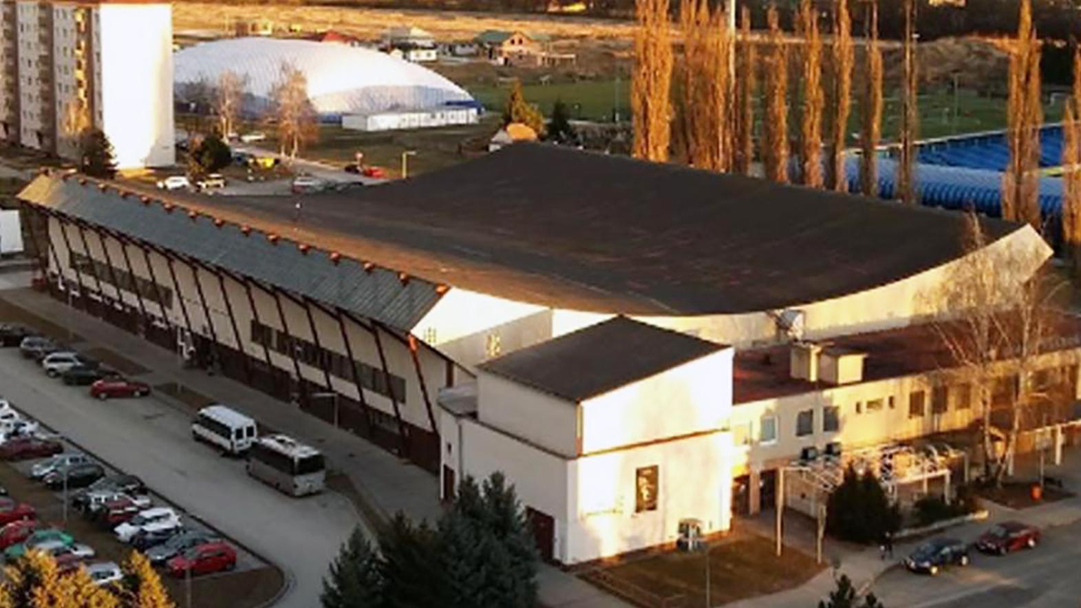 V Senici začali s rekonštrukciou strechy na zimnom štadióne