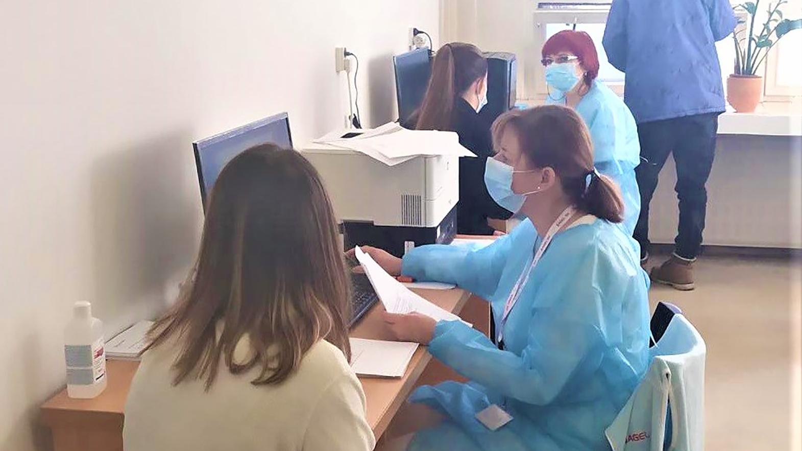 Komárňanská nemocnica zvyšuje kapacity očkovania až na 700 ľudí denne