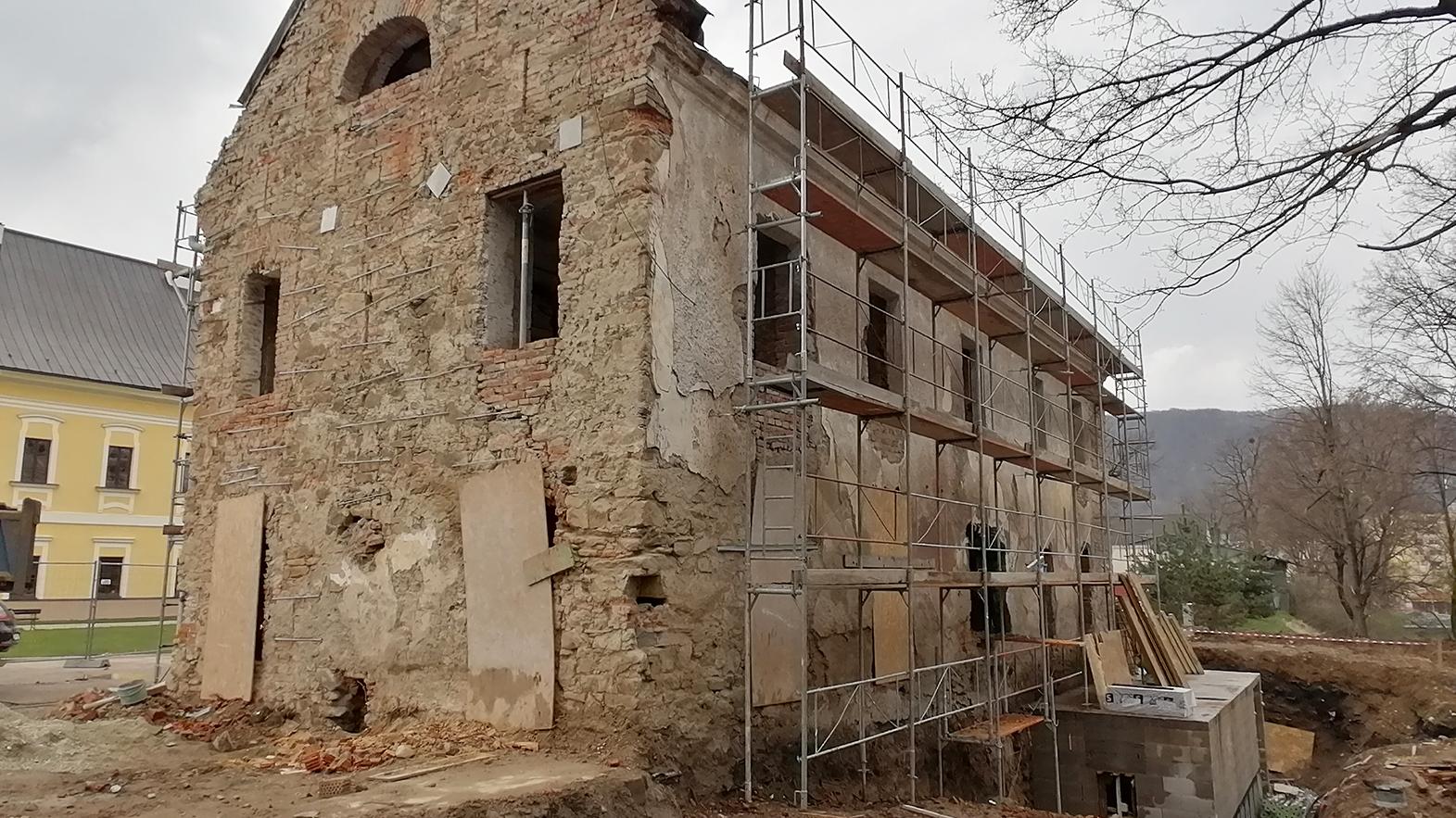 Práce na rekonštrukcii Malého kaštieľa napredujú