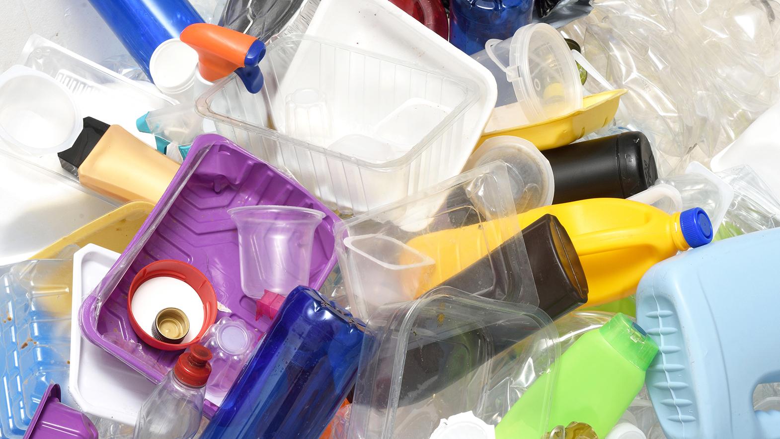Recyklácia plastov je komplikovanejšia ako recyklácia skla, papiera či kovov
