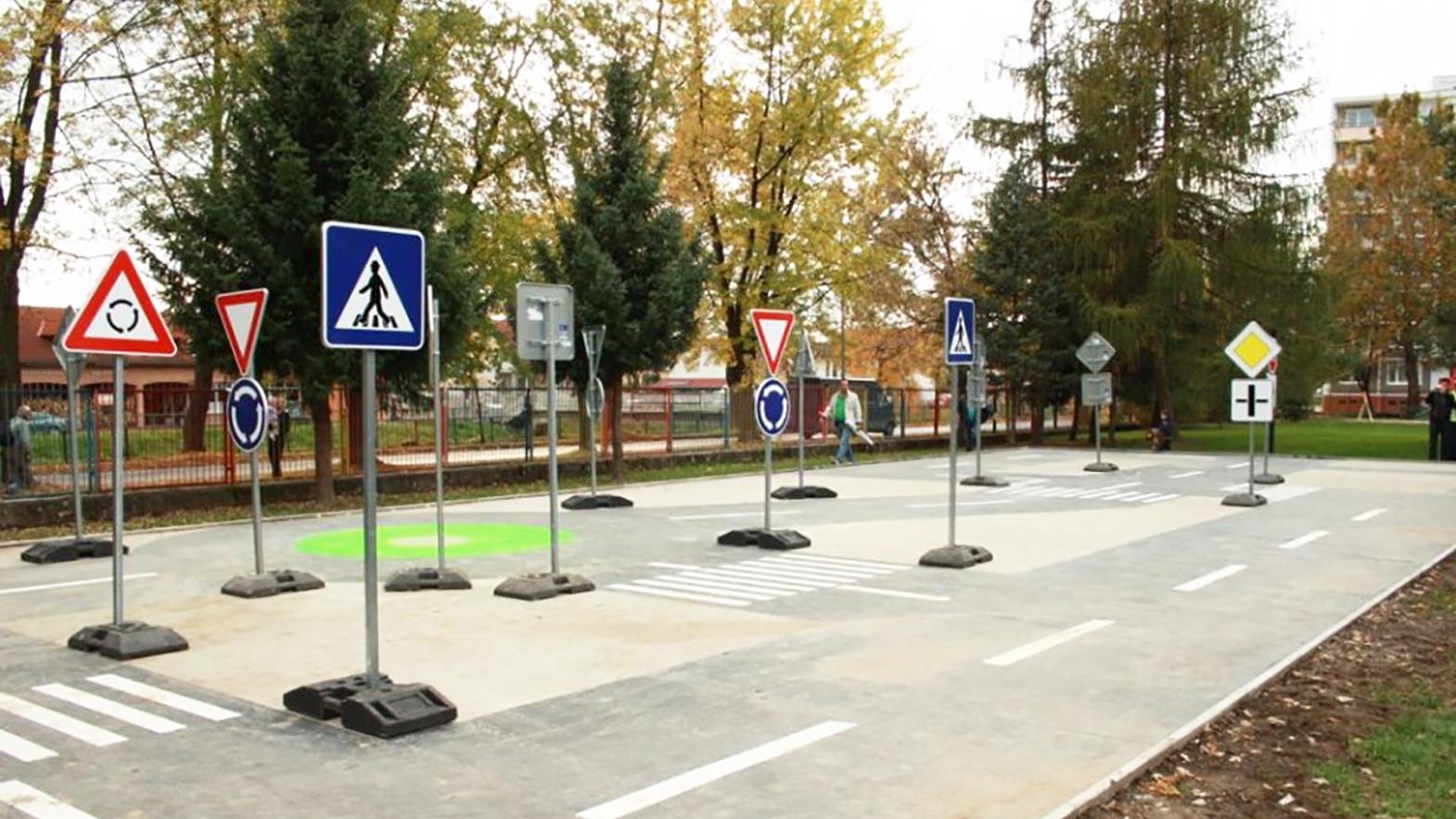 Mestskí policajti pripravili pre žiakov praktickú dopravnú školu