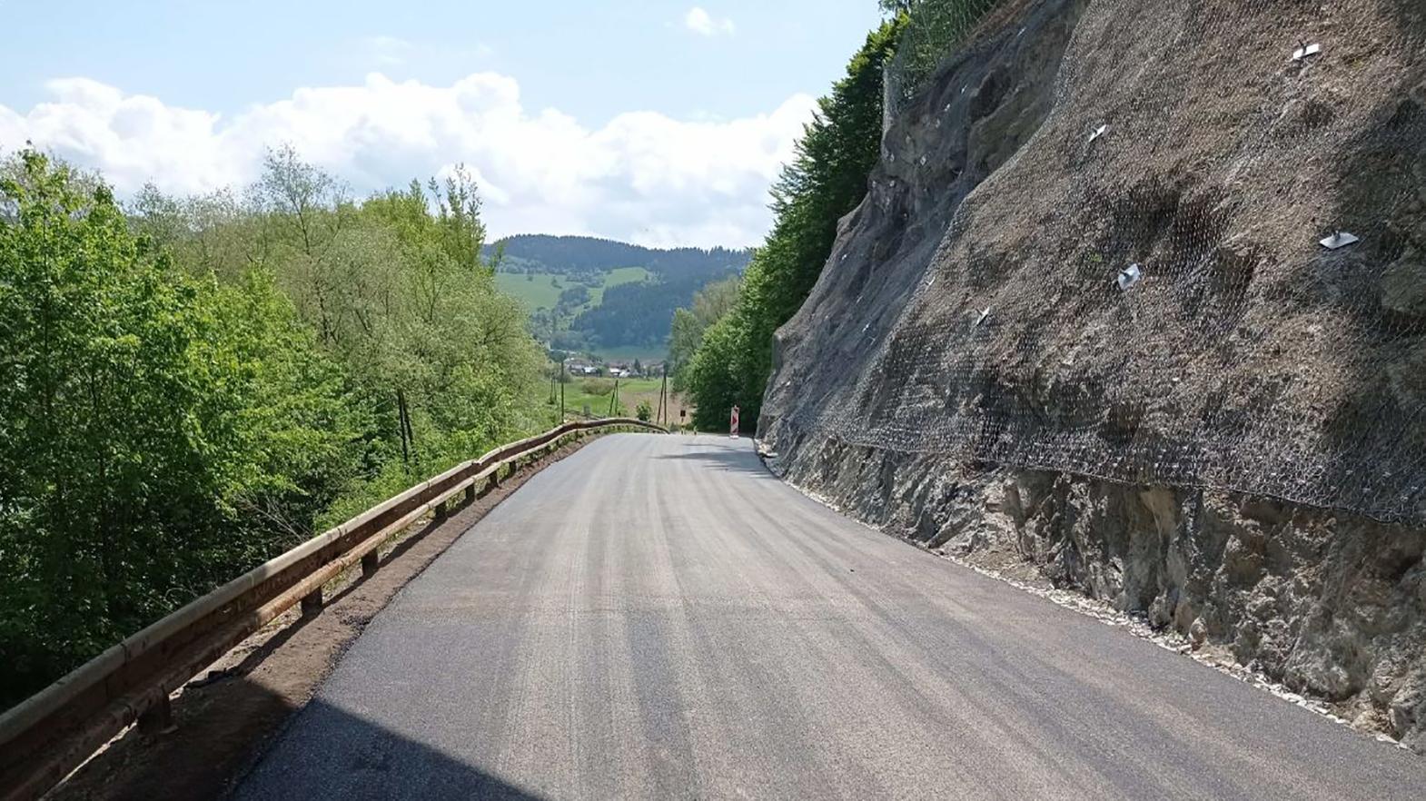 Po ceste medzi Dolným Kubínom a obcou Bziny včera prešli prví motoristi