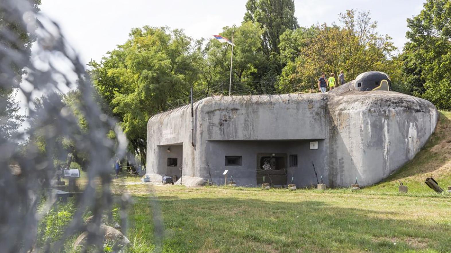 V obci Veľká Čalomija môžu turisti navštíviť vojenský bunker z roku 1938