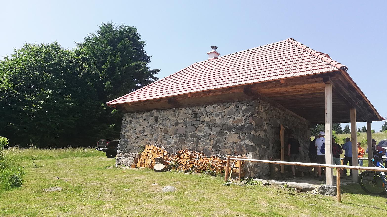Obnovená pastierska koliba na Javorinke je pre turistov otvorená