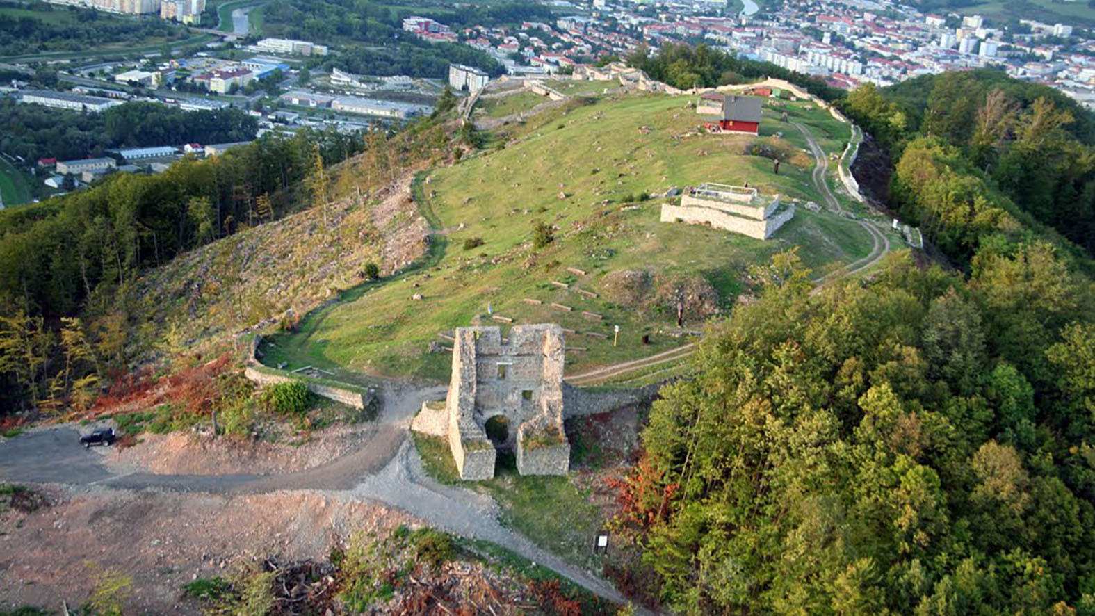 Na Pustom hrade v sezóne obnovia jednu vežu a vymenia aj infotabule