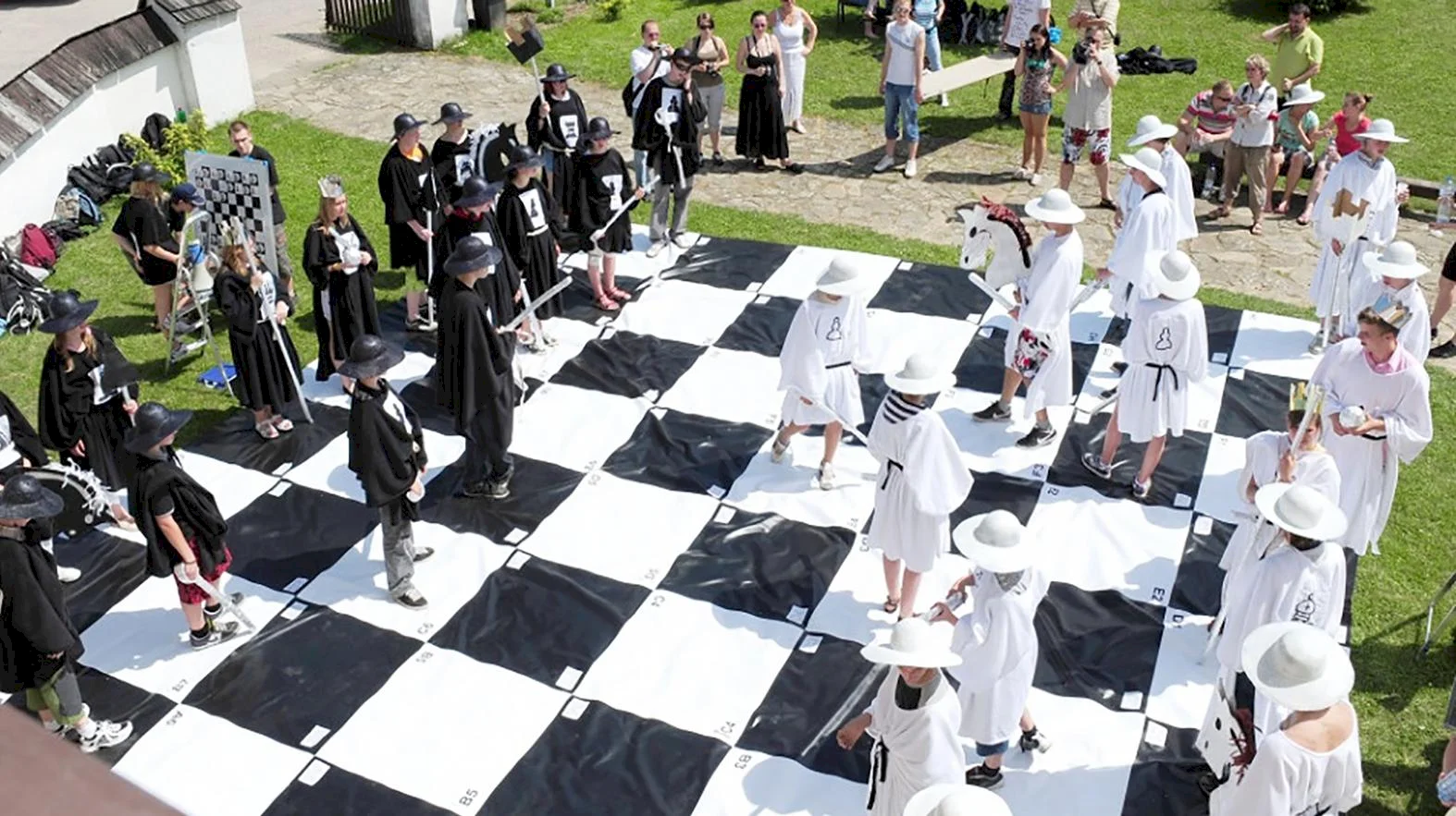 Živý šach pripomenie veľmajstrovskú šachovú tradíciu kúpeľov