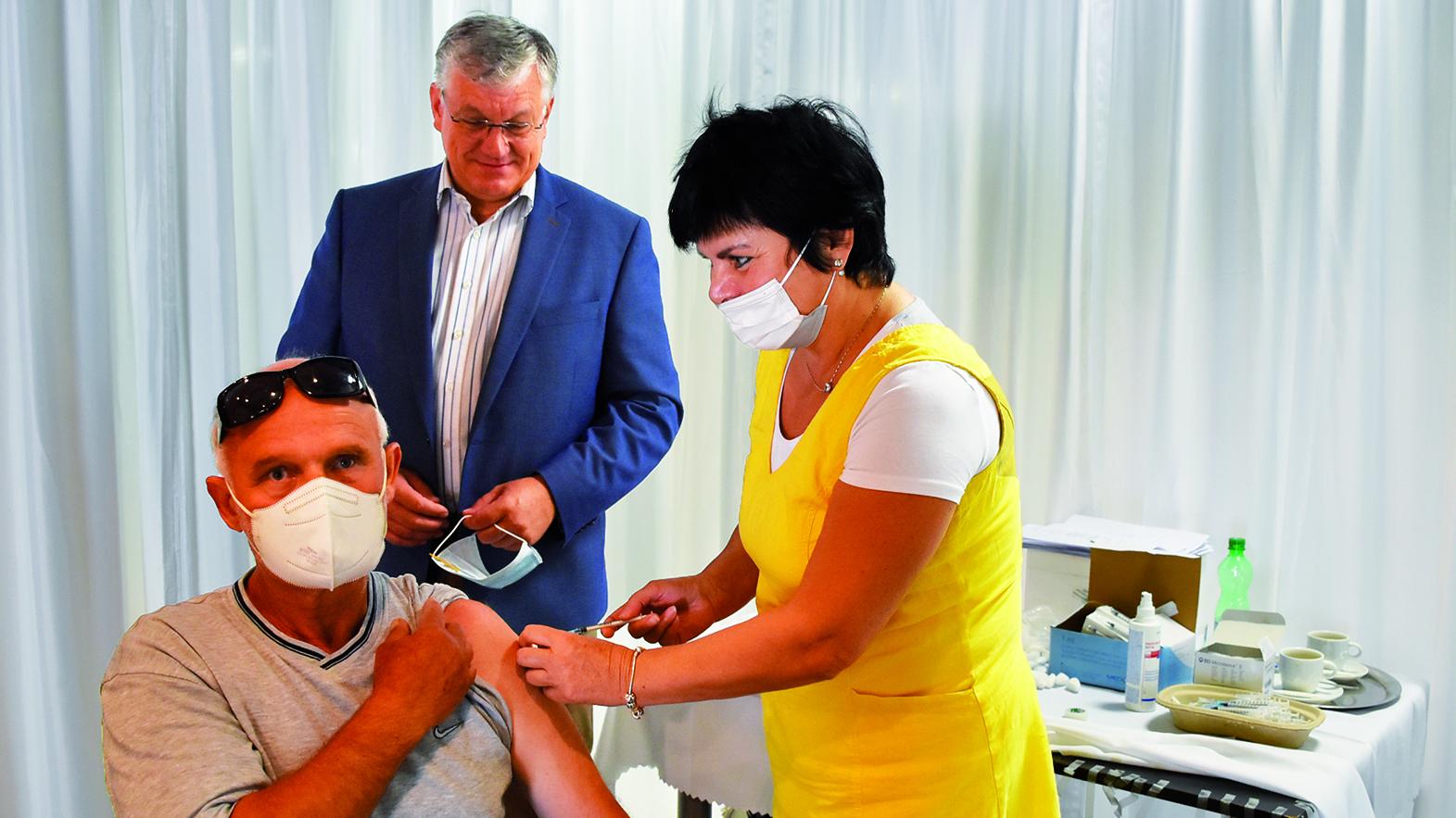 Obyvatelia mesta Gbely nemuseli cestovať za očkovaním