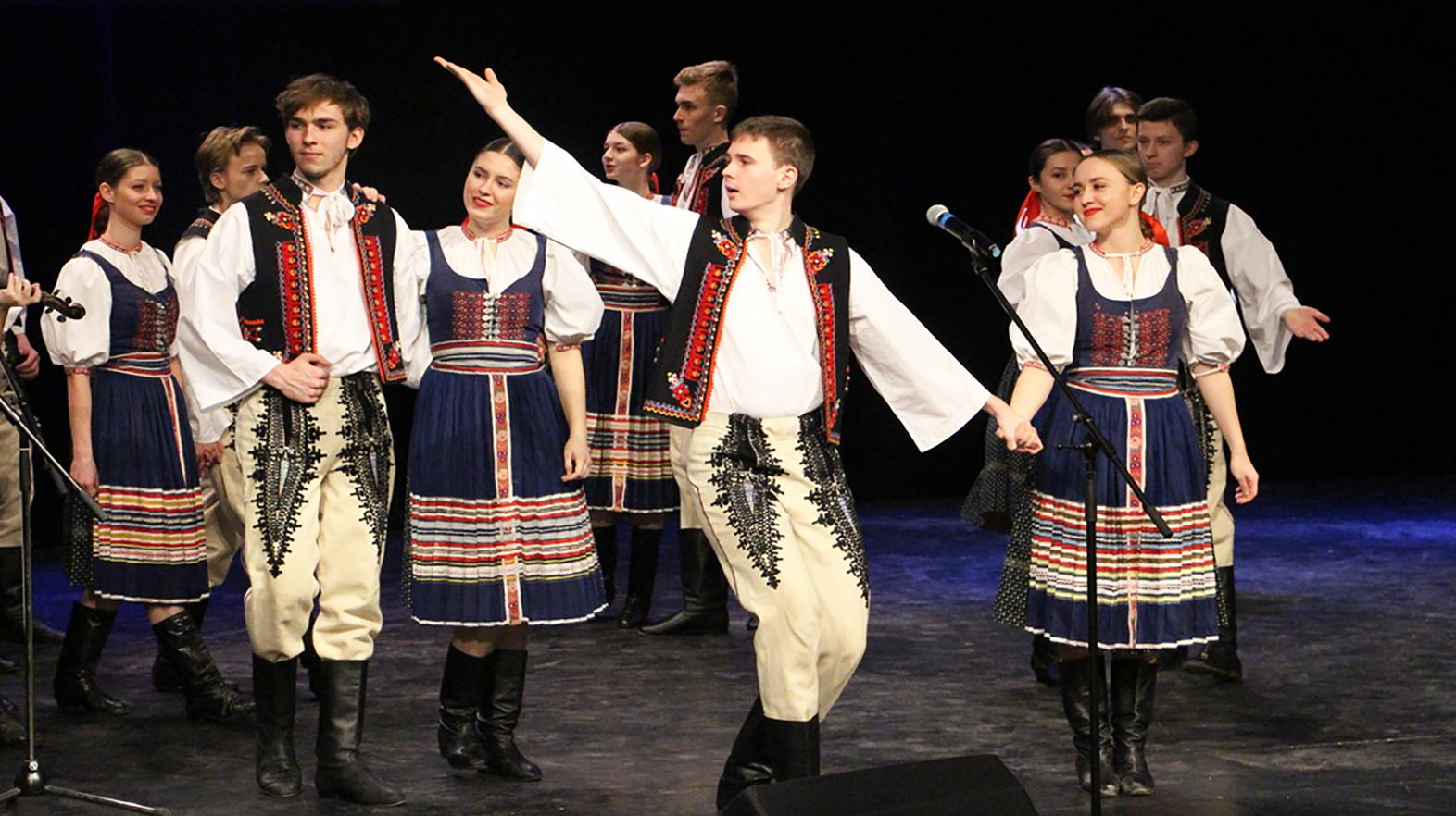 Šatníky folkloristov doplnia nové kroje i hudobné vybavenie