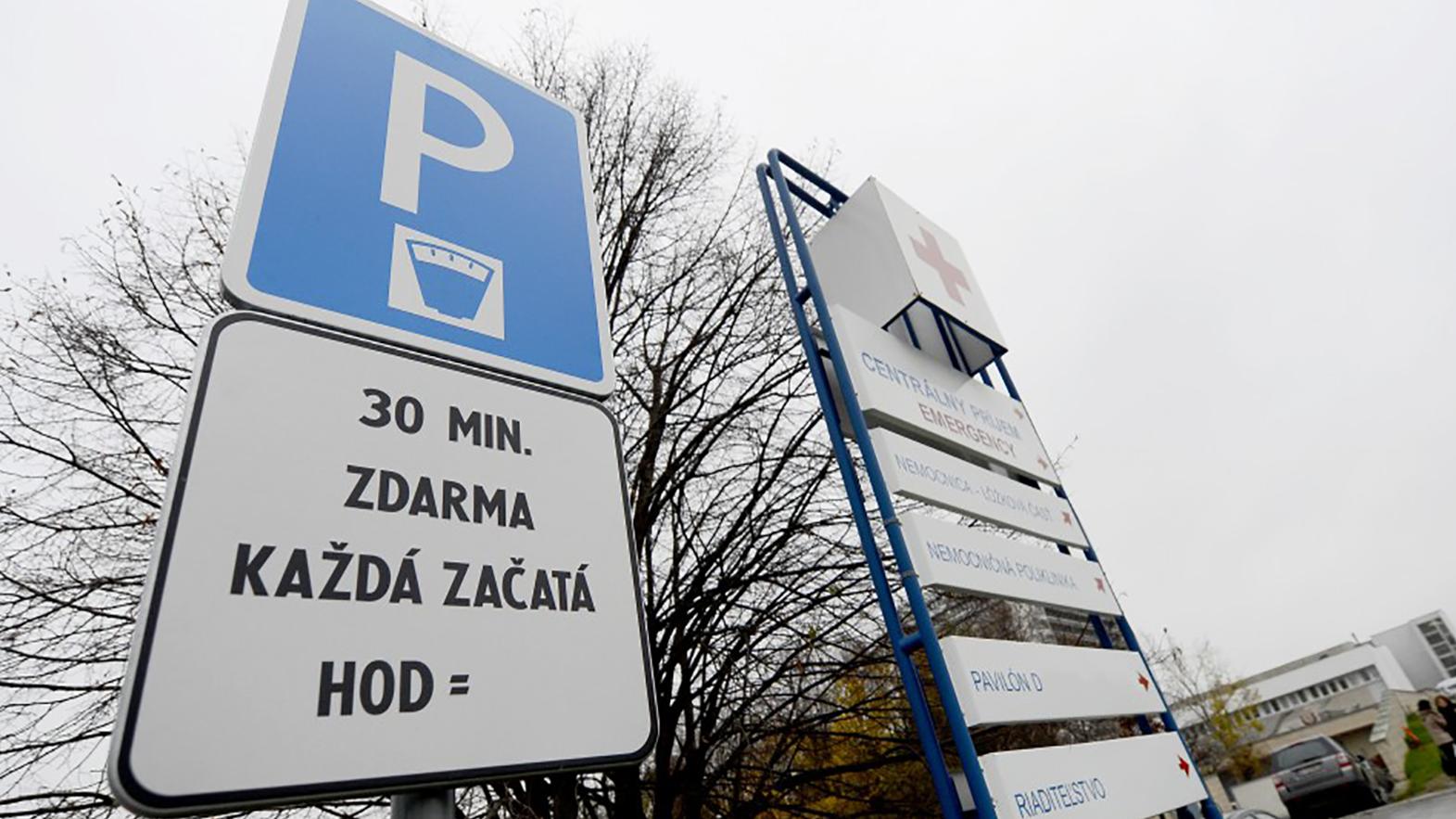 Pri nemocnici v Leviciach vznikne nové parkovisko pre 160 vozidiel