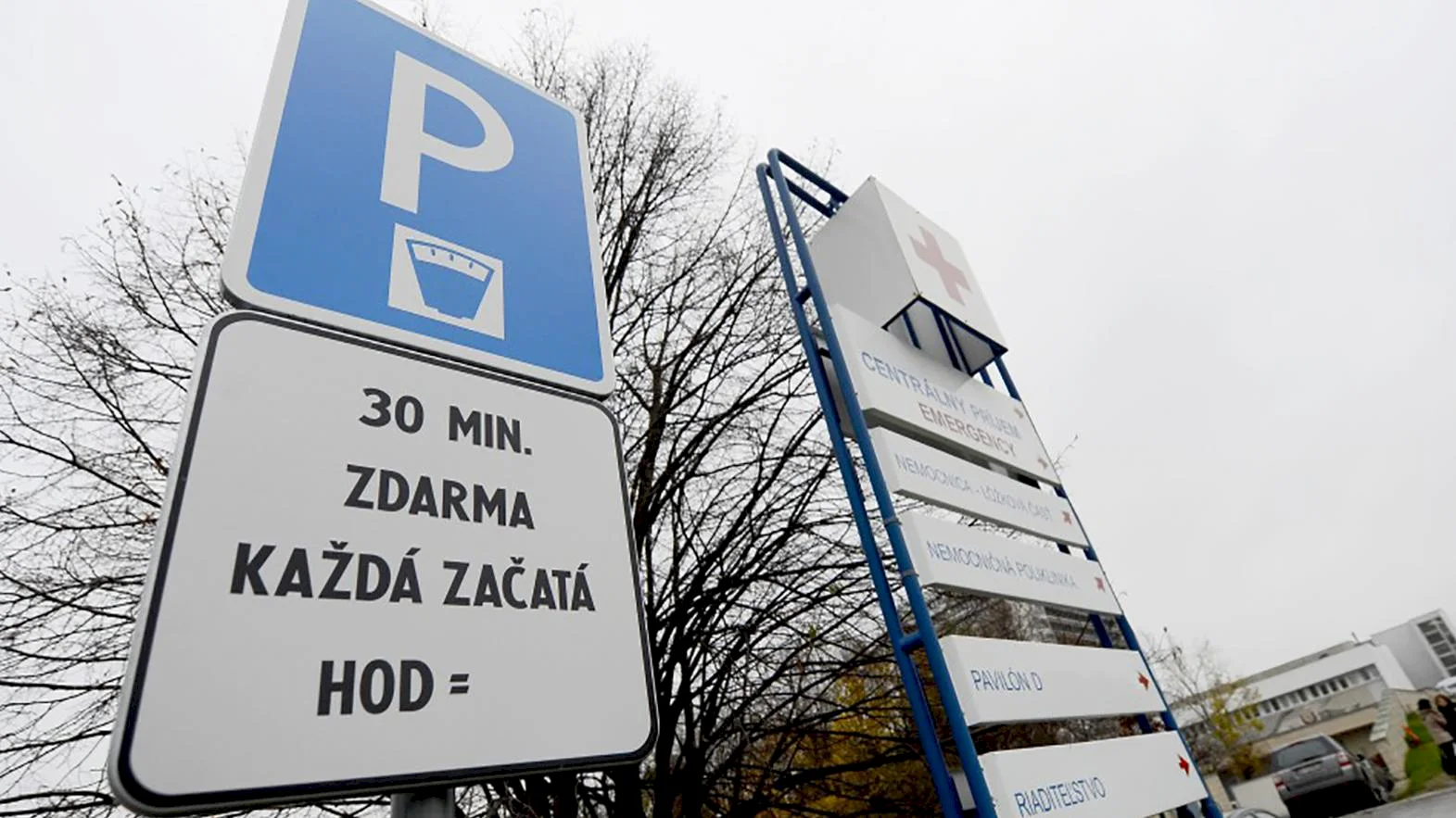 Pri nemocnici v Leviciach vznikne nové parkovisko pre 160 vozidiel