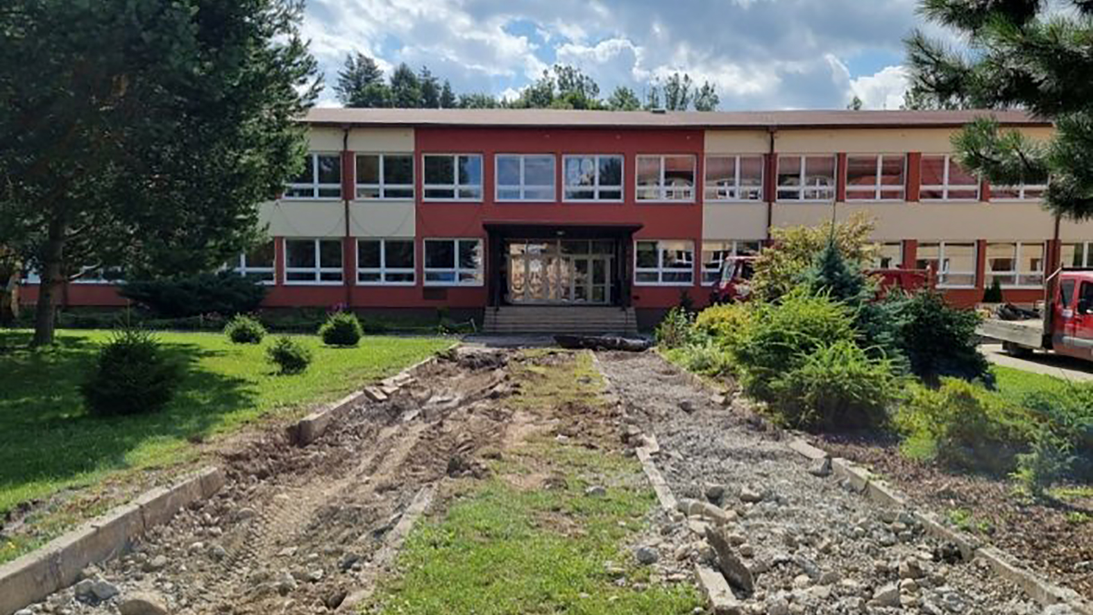 Žiakov po prázdninách privítajú vynovené chodníky pri škole