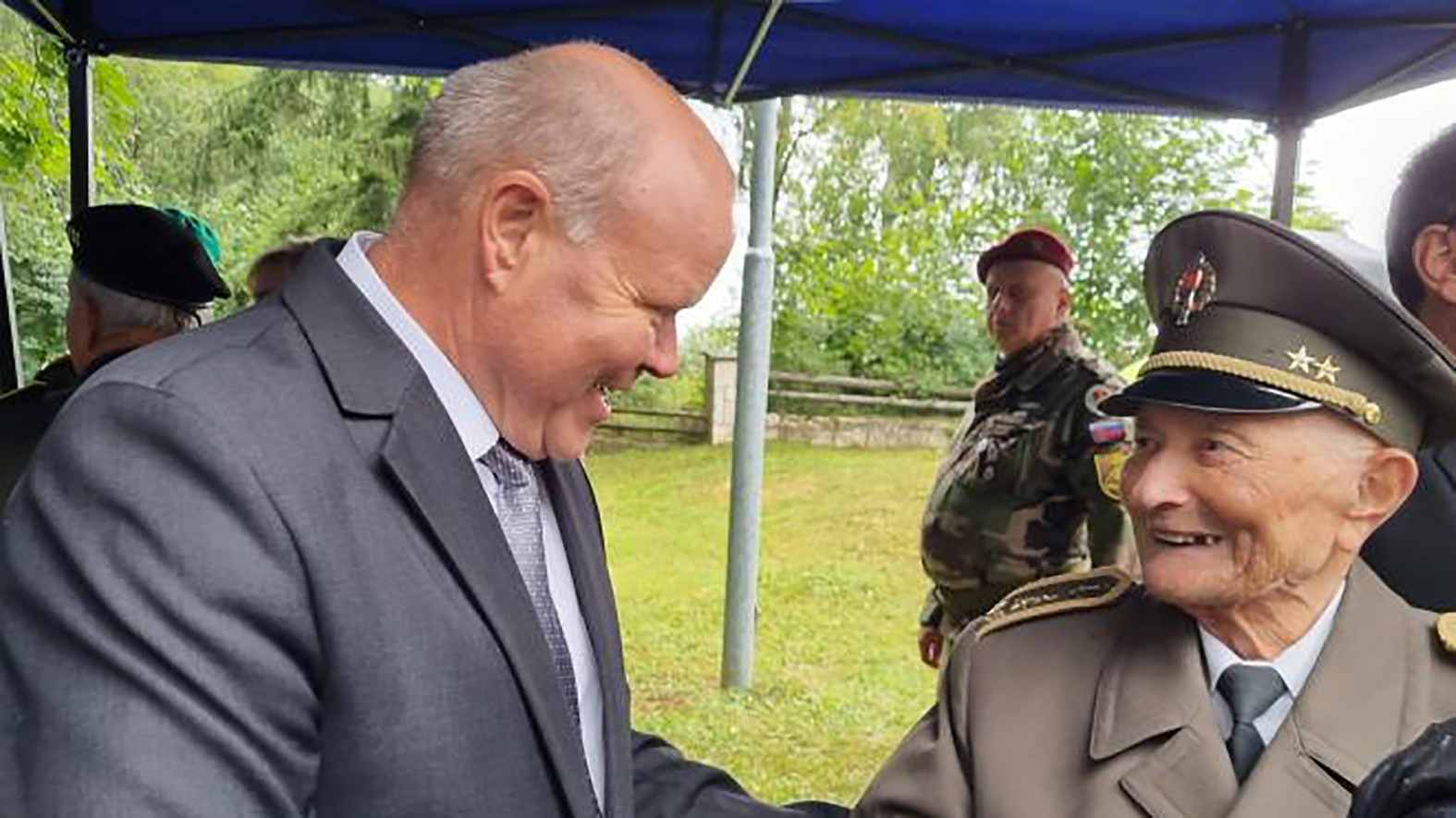 Na vojenskom cintoríne upravili hroby a zelenú pláň