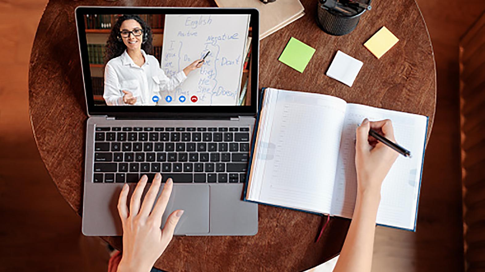 Stále pracoviská v regiónoch organizujú online školenia na jeseň 2021