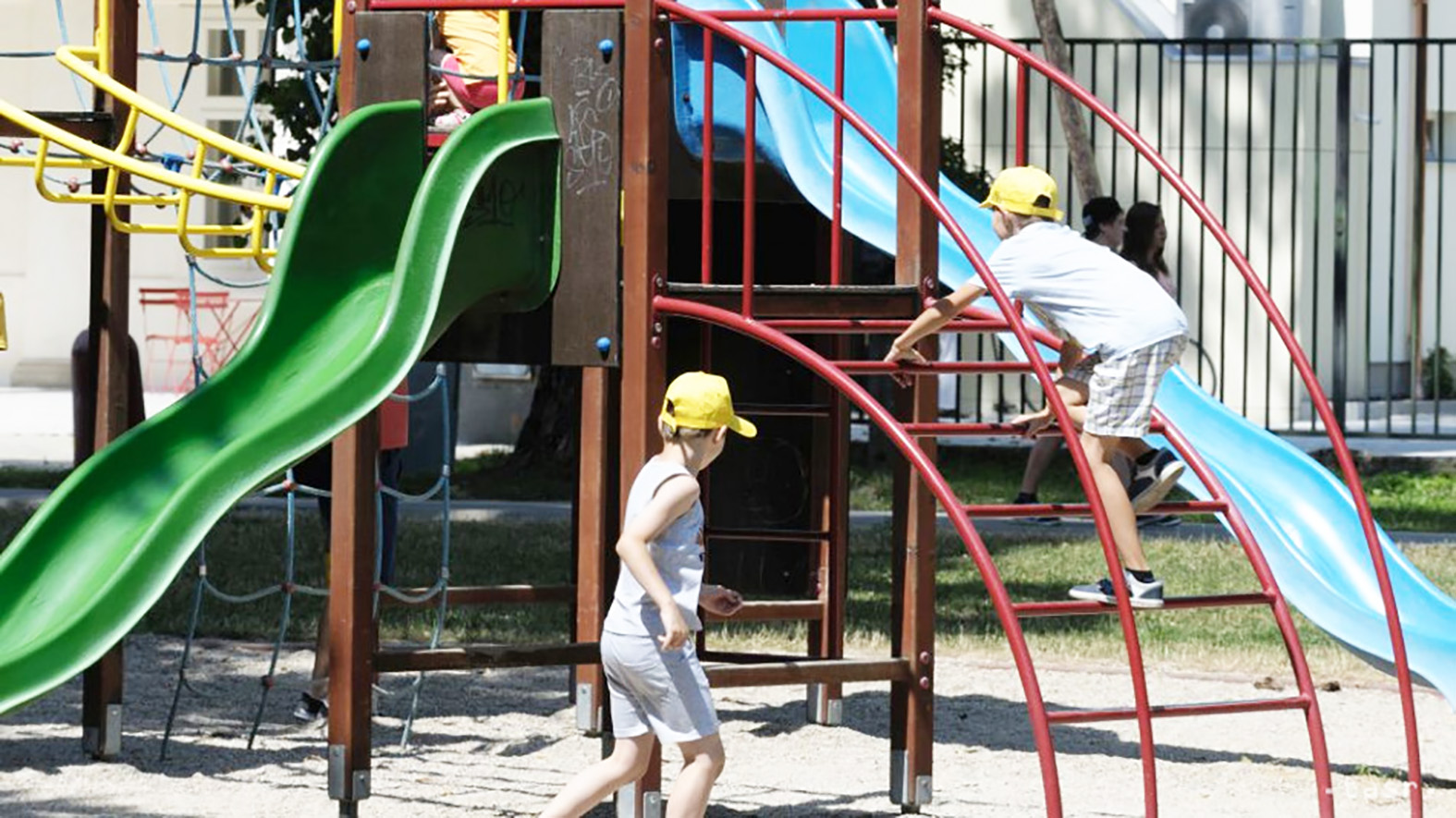 Na Podbrezinách vzniká prvé maľované detské ihrisko v meste