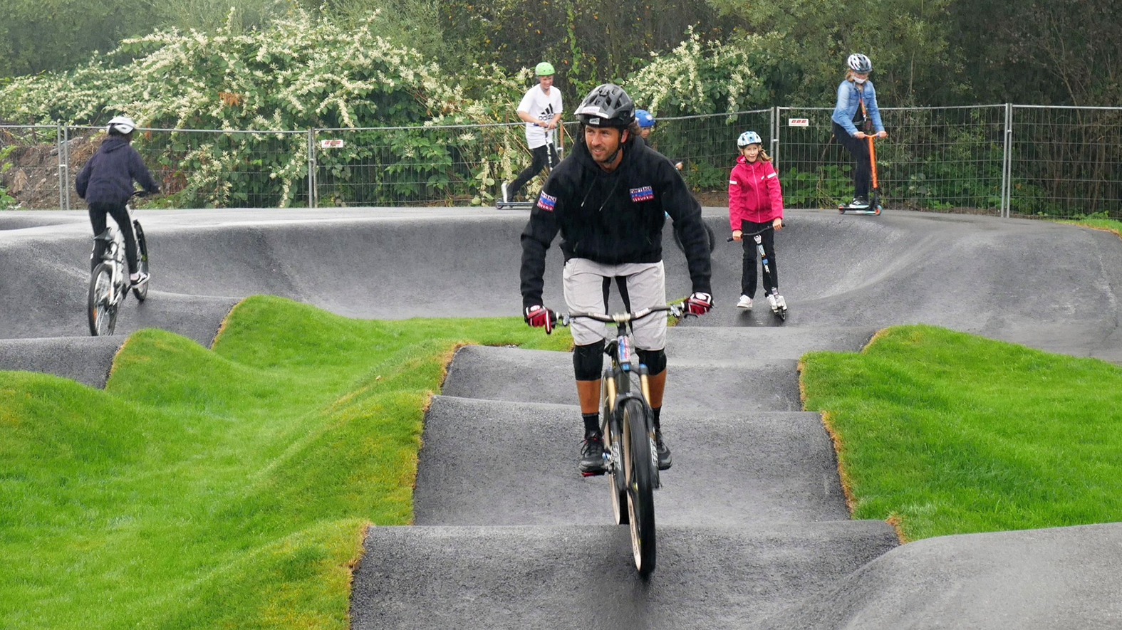 V areáli pri rieke Kysuca otvorili pumptrackovú dráhu pre kolesové športy