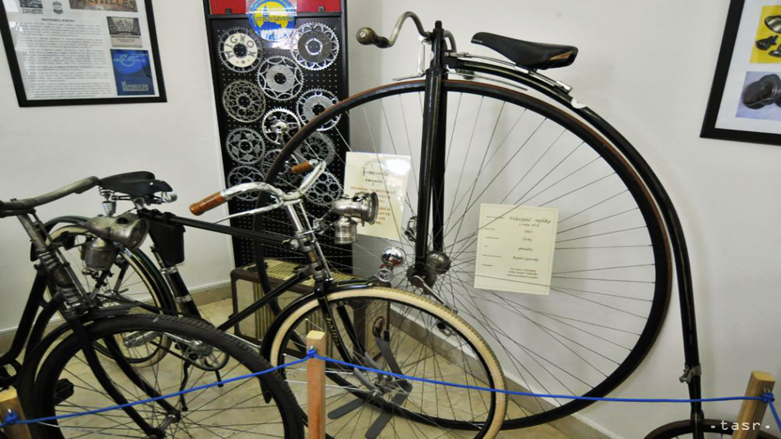Oravská knižnica vystavuje historické a motorizované bicykle