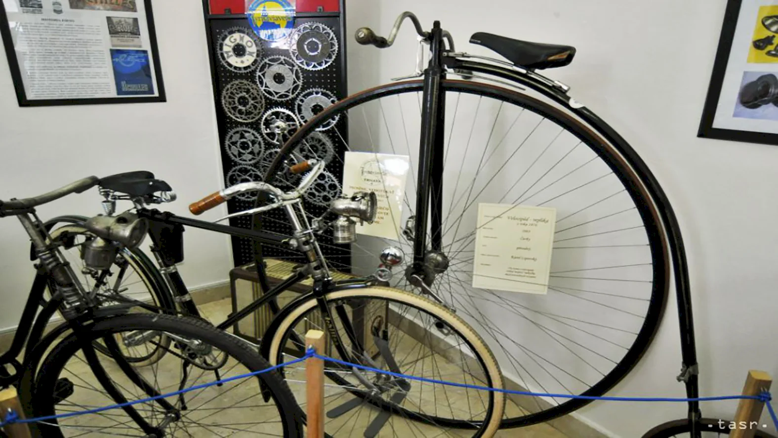 Oravská knižnica vystavuje historické a motorizované bicykle
