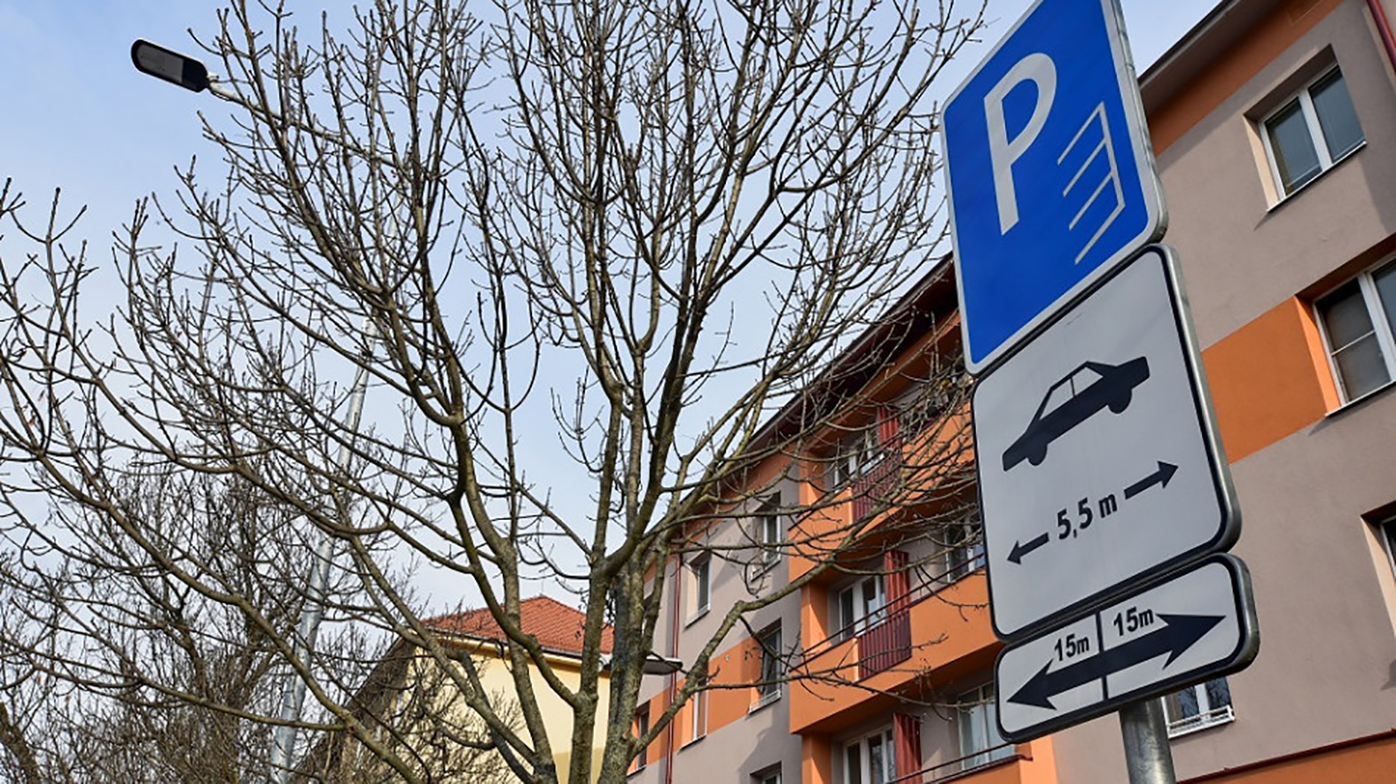 Návštevníci Petržalky môžu parkovať počas dňa a cez víkendy zadarmo