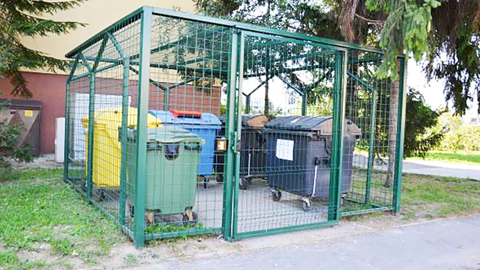 Levice pokračujú v budovaní uzatvorených stojísk na odpady