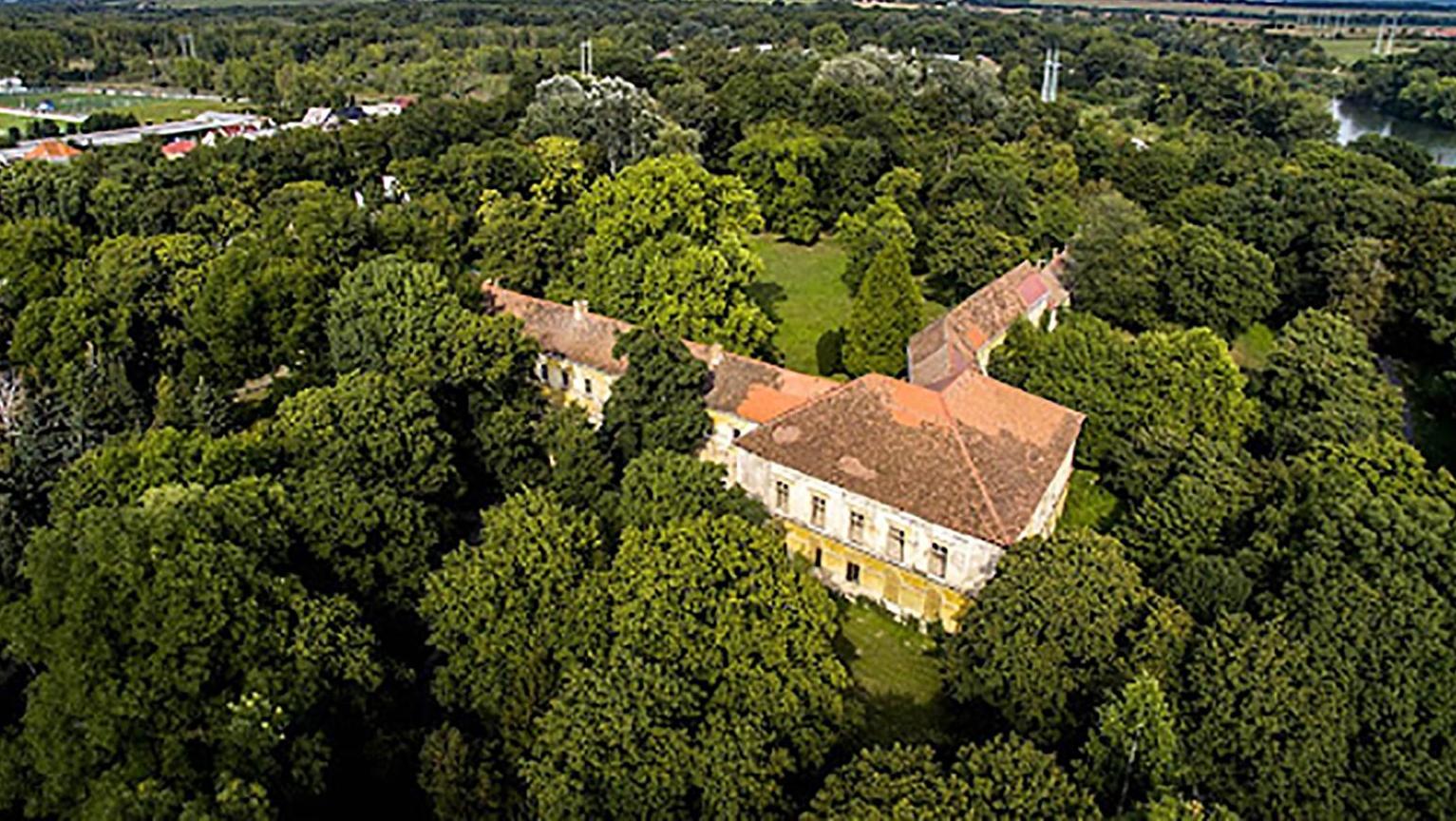 Mesto Sereď ponúka na prenájom kaštieľ i športovú halu