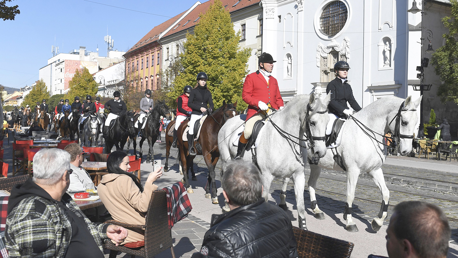 Centrum mesta pozdravili na Hubertovej jazde desiatky jazdcov na koňoch