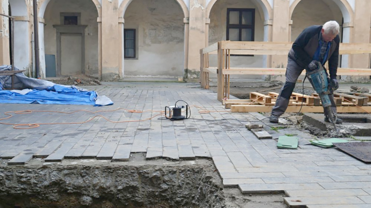Bytča: Archeológovia objavili v kaštieli múry staršieho stredovekého hradu
