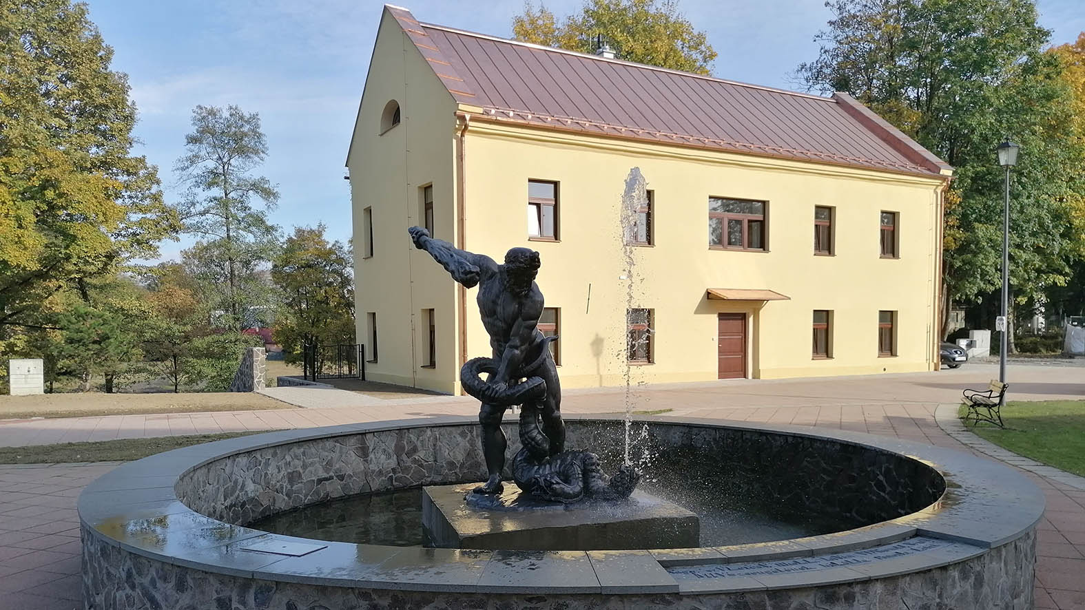 Mesto Snina ukončilo rekonštrukciu malého kaštieľa, v parku vzniklo jazierko