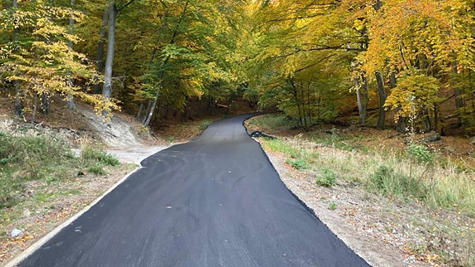 Povrch cyklotrasy v lesoparku medzi Račou a Bielym krížom obnovili