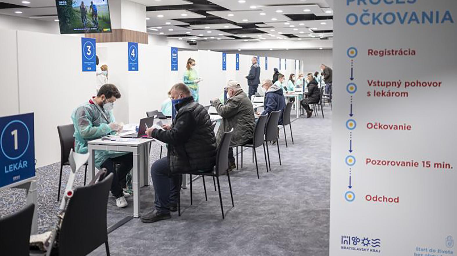 BSK spustil prihlasovanie na očkovanie treťou dávkou
