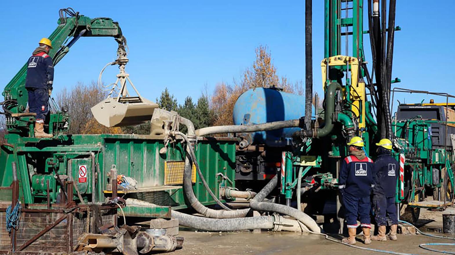Nad geotermálnym zdrojom pri Čižaticiach už vŕtajú prvé stroje