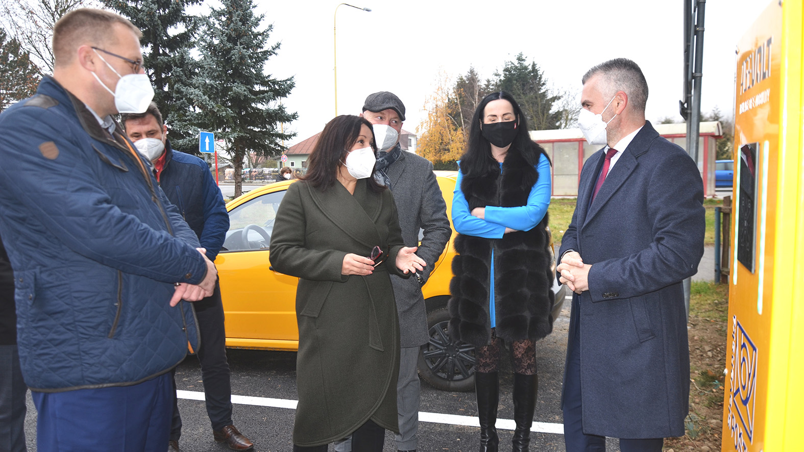 Nabíjacia stanica pri pošte vo Svidníku a kompletne zrekonštruované parkovisko