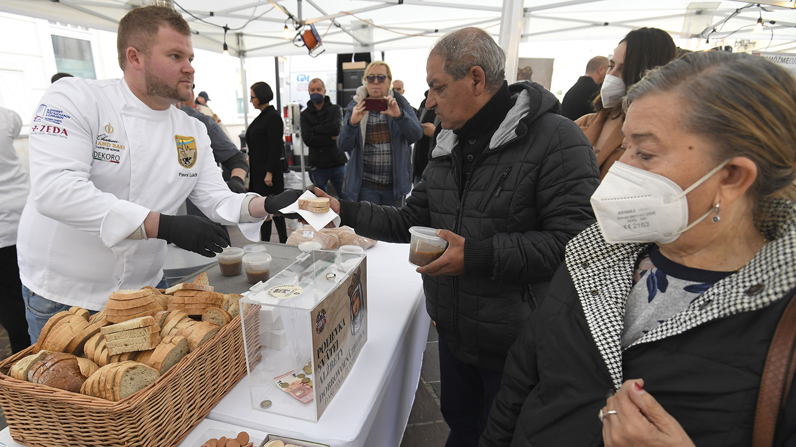V centre mesta podávali dobročinnú polievku sv. Alžbety