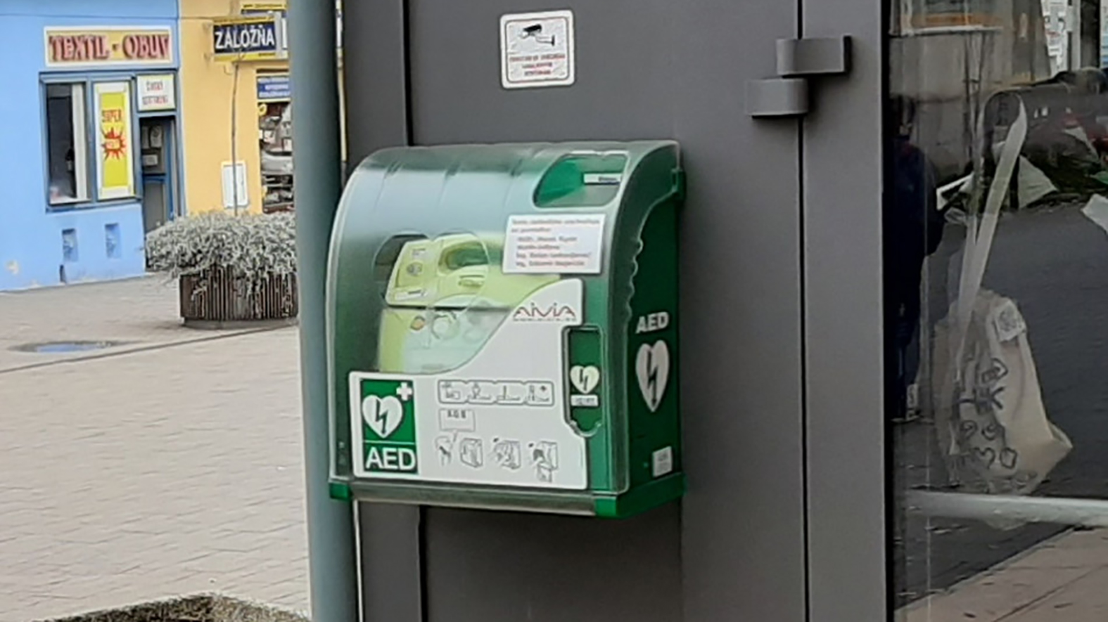 Záchranári zabezpečili do miest a obcí pod Tatrami 183 defibrilátorov