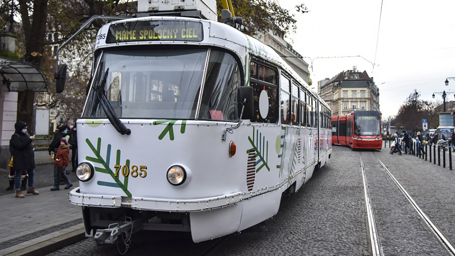 V Bratislave začne od soboty jazdiť vianočná električka i sánkobus