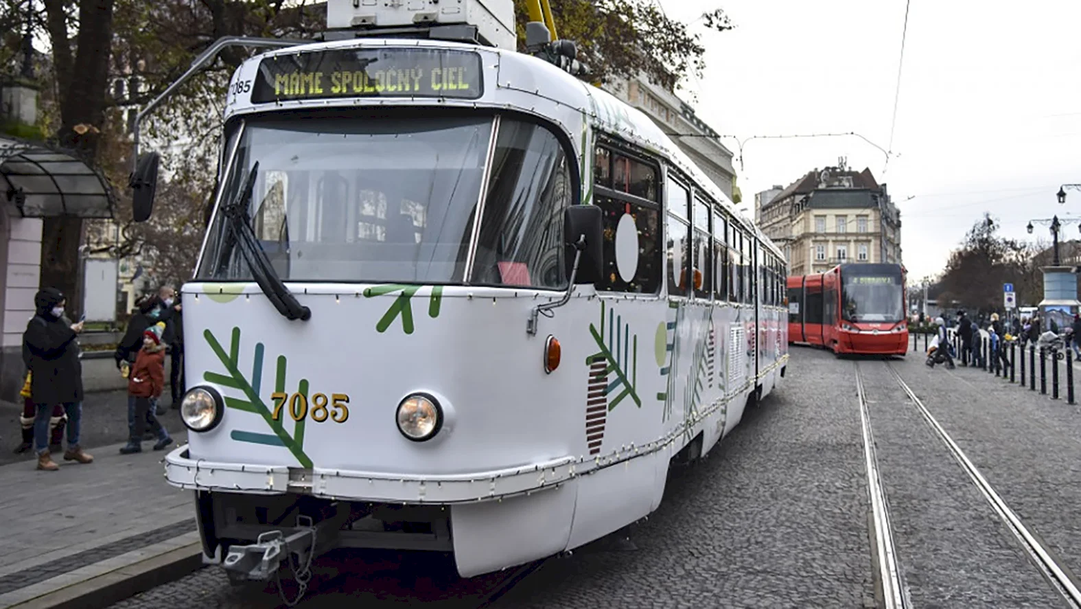 V Bratislave začne od soboty jazdiť vianočná električka i sánkobus